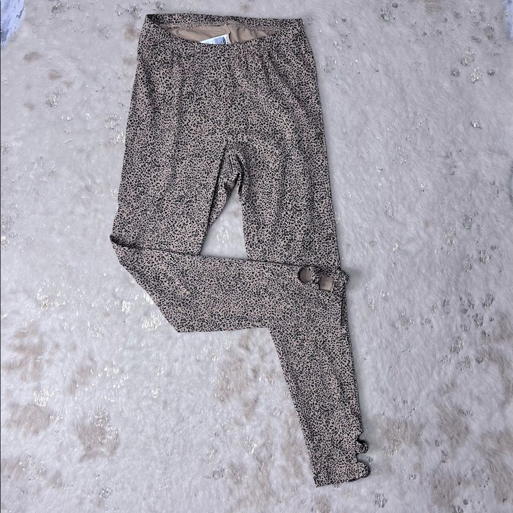 Old Navy Leopard Print Leggings with Cut Out Ankle Detail in Medium 💗